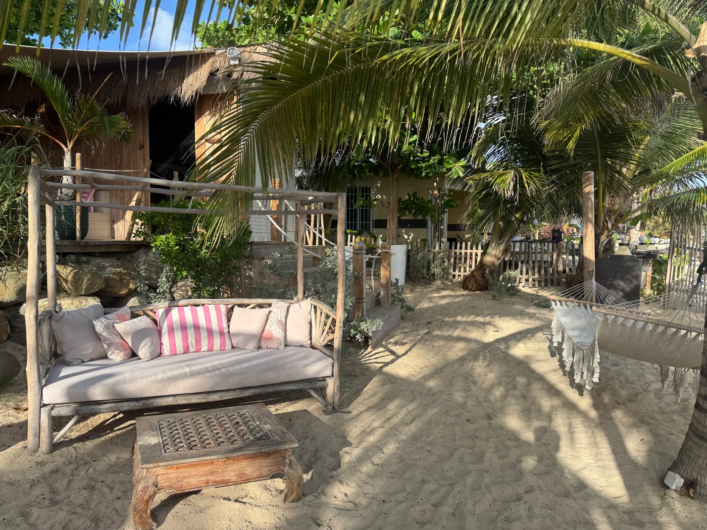 The outdoor lounge of Cabana Caraïbes